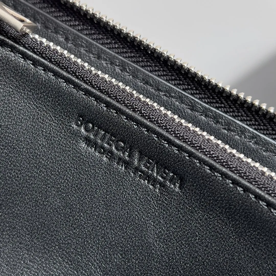 Batch 960 BV wallet has a low-key appearance and a simple and attractive woven design. It can be used as a gift for men🎁. It has enough space and is very practical. It can also be used by girls. The zipper is smooth and the wiring is meticulous. It is low-key and not exaggerated. Style number: 593217 Size: 19*10*2